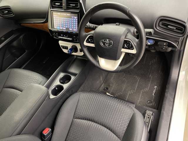 トヨタ プリウス S 鹿児島県 2016(平28)年 3.4万km ホワイトパールクリスタルシャイン ・ワンオーナー/・ディーラー点検記録簿H30～R6/・純正ナビフルセグTV　BT　DVD/・バックカメラ/・前後ドライブレコーダー/・ステアリングスイッチ/・レーダークルーズコントロール/・革巻きステアリング/・横滑り防止装置/・プリクラッシュ/・ふらつき検知/・レーンアシスト/・ETC/・ＥＶモード/・オートライト/・オートハイビーム/・LEDヘッドライト/・フォグライト/・純正フロアマット/・純正ドアバイザー/・プッシュスタート/・スマートキー/・スペアキー×１/・取扱説明書