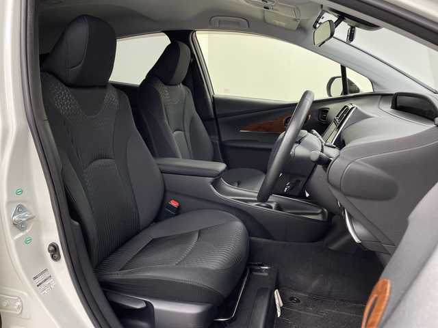 トヨタ プリウス S 鹿児島県 2016(平28)年 3.4万km ホワイトパールクリスタルシャイン ・ワンオーナー/・ディーラー点検記録簿H30～R6/・純正ナビフルセグTV　BT　DVD/・バックカメラ/・前後ドライブレコーダー/・ステアリングスイッチ/・レーダークルーズコントロール/・革巻きステアリング/・横滑り防止装置/・プリクラッシュ/・ふらつき検知/・レーンアシスト/・ETC/・ＥＶモード/・オートライト/・オートハイビーム/・LEDヘッドライト/・フォグライト/・純正フロアマット/・純正ドアバイザー/・プッシュスタート/・スマートキー/・スペアキー×１/・取扱説明書