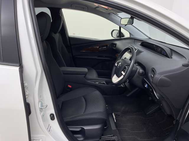 トヨタ プリウス S 鹿児島県 2016(平28)年 3.4万km ホワイトパールクリスタルシャイン ・ワンオーナー/・ディーラー点検記録簿H30～R6/・純正ナビフルセグTV　BT　DVD/・バックカメラ/・前後ドライブレコーダー/・ステアリングスイッチ/・レーダークルーズコントロール/・革巻きステアリング/・横滑り防止装置/・プリクラッシュ/・ふらつき検知/・レーンアシスト/・ETC/・ＥＶモード/・オートライト/・オートハイビーム/・LEDヘッドライト/・フォグライト/・純正フロアマット/・純正ドアバイザー/・プッシュスタート/・スマートキー/・スペアキー×１/・取扱説明書