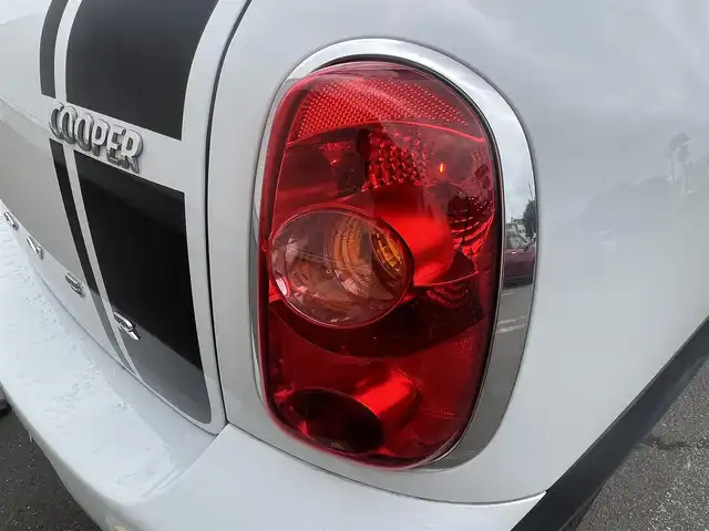 ＭＩＮＩ ミニ クロスオーバー クーパー 秋田県 2013(平25)年 6.4万km ライトホワイト 純正オーディオ（AM/FM/CD)/バックカメラ/アラウンドビューモニター/LEDヘッドライト/純正アルミ/スマートキー/ルーフレール/ETC/純正フロアマット/純正ドアバイザー/オートエアコン/パワーステアリング/パワーウィンドウ/横滑り防止/電動格納ミラー/保証書/取扱説明書/記録簿