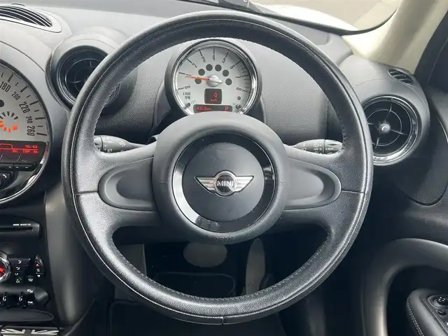ＭＩＮＩ ミニ クロスオーバー クーパー 秋田県 2013(平25)年 6.4万km ライトホワイト 純正オーディオ（AM/FM/CD)/バックカメラ/アラウンドビューモニター/LEDヘッドライト/純正アルミ/スマートキー/ルーフレール/ETC/純正フロアマット/純正ドアバイザー/オートエアコン/パワーステアリング/パワーウィンドウ/横滑り防止/電動格納ミラー/保証書/取扱説明書/記録簿
