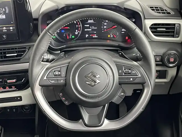 スズキ スイフト HYBRID MZ 道央・札幌 2023(令5)年 0.5万km フレイムオレンジPM ・４WD/・寒冷地仕様/・純正ディーラーOPナビ/・CD/DVD/BT/SD/USB/フルセグTV/・AppleCarplay/AndroidAuto/HDMI/・全方位カメラ（F.S.B.）/・衝突被害軽減ブレーキ/・レーンキープアシスト/・レーダークルーズコントロール/・コーナーセンサー/・横滑り防止装置/・BSM(ブラインドスポットモニター)/・オートブレーキホールド/・アイドリングストップ/・オートライト/・LEDヘッドライト/・D+N席シートヒーター/・パドルシフト/・純正１６インチAW/・プッシュスタート/・スマートキー/・スペアキー（１つ）/・保証書