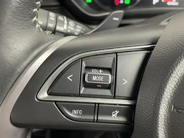 スズキ スイフト HYBRID MZ 道央・札幌 2023(令5)年 0.5万km フレイムオレンジPM ・４WD/・寒冷地仕様/・純正ディーラーOPナビ/・CD/DVD/BT/SD/USB/フルセグTV/・AppleCarplay/AndroidAuto/HDMI/・全方位カメラ（F.S.B.）/・衝突被害軽減ブレーキ/・レーンキープアシスト/・レーダークルーズコントロール/・コーナーセンサー/・横滑り防止装置/・BSM(ブラインドスポットモニター)/・オートブレーキホールド/・アイドリングストップ/・オートライト/・LEDヘッドライト/・D+N席シートヒーター/・パドルシフト/・純正１６インチAW/・プッシュスタート/・スマートキー/・スペアキー（１つ）/・保証書