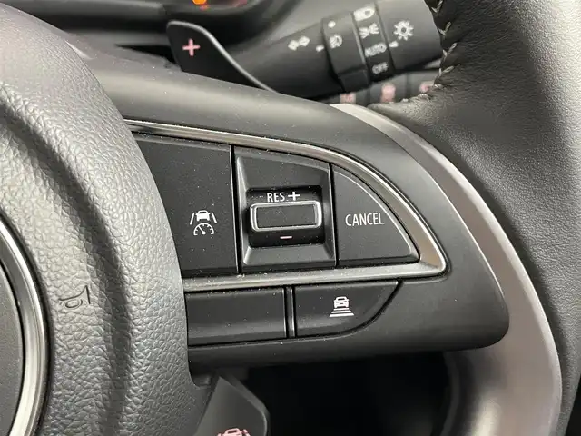 スズキ スイフト HYBRID MZ 道央・札幌 2023(令5)年 0.5万km フレイムオレンジPM ・４WD/・寒冷地仕様/・純正ディーラーOPナビ/・CD/DVD/BT/SD/USB/フルセグTV/・AppleCarplay/AndroidAuto/HDMI/・全方位カメラ（F.S.B.）/・衝突被害軽減ブレーキ/・レーンキープアシスト/・レーダークルーズコントロール/・コーナーセンサー/・横滑り防止装置/・BSM(ブラインドスポットモニター)/・オートブレーキホールド/・アイドリングストップ/・オートライト/・LEDヘッドライト/・D+N席シートヒーター/・パドルシフト/・純正１６インチAW/・プッシュスタート/・スマートキー/・スペアキー（１つ）/・保証書