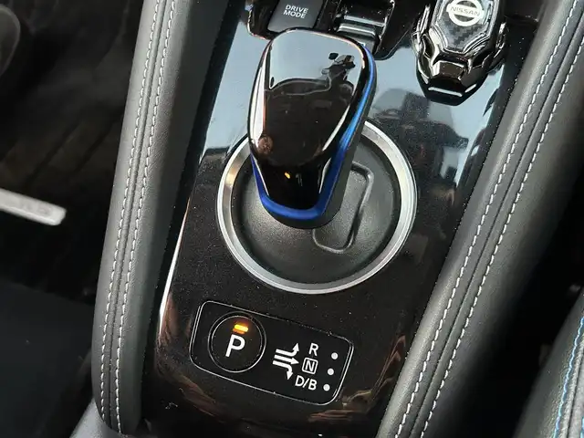 日産 キックス X 熊本県 2020(令2)年 2万km ナイトベールパープル 純正SDメモリナビ（MM320D-L）/AM/FM/CD/DVD/Bluetooth/USB/バックカメラ（全周囲カメラ）/フルセグTV/純正ドライブレコーダー（前）/ビルトインETC/デジタルインナーミラー/ルーフレール/リアスポイラー/レーダー/ABS/横滑り防止装置/プロパイロット/車線逸脱警報/車線逸脱防止支援/エマージェンシーブレーキ/コーナーセンサー（前後）/ふらつき制御/クルーズコントロール（追従あり）/ハーフレザーシート/シートヒーター（D/N)/LEDヘッドライト/オートライト/フォグランプ/ヘッドライトレベライザー/電子パーキング/オートブレーキホールド/プッシュスタート/スマートキー/スペアキー/純正革巻きステアリング/ステアリングスイッチ/ステアリングヒーター/電動格納ミラー/ウィンカーミラー/W+サイド+カーテンエアバック