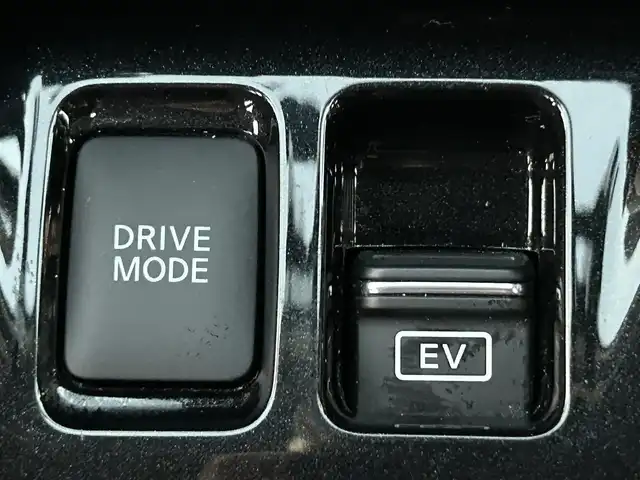 日産 キックス X 熊本県 2020(令2)年 2万km ナイトベールパープル 純正SDメモリナビ（MM320D-L）/AM/FM/CD/DVD/Bluetooth/USB/バックカメラ（全周囲カメラ）/フルセグTV/純正ドライブレコーダー（前）/ビルトインETC/デジタルインナーミラー/ルーフレール/リアスポイラー/レーダー/ABS/横滑り防止装置/プロパイロット/車線逸脱警報/車線逸脱防止支援/エマージェンシーブレーキ/コーナーセンサー（前後）/ふらつき制御/クルーズコントロール（追従あり）/ハーフレザーシート/シートヒーター（D/N)/LEDヘッドライト/オートライト/フォグランプ/ヘッドライトレベライザー/電子パーキング/オートブレーキホールド/プッシュスタート/スマートキー/スペアキー/純正革巻きステアリング/ステアリングスイッチ/ステアリングヒーター/電動格納ミラー/ウィンカーミラー/W+サイド+カーテンエアバック