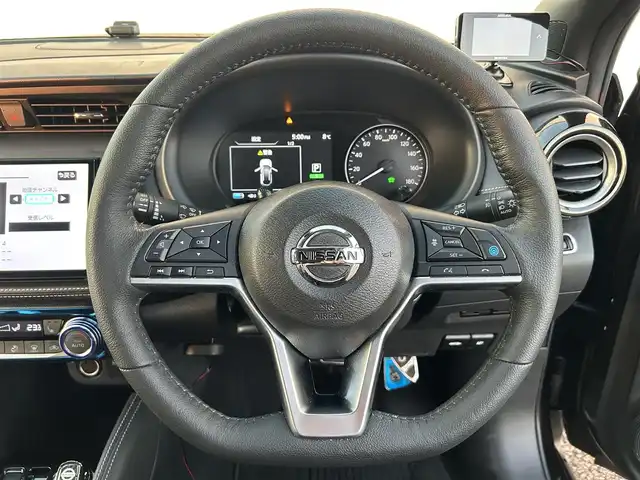 日産 キックス X 熊本県 2020(令2)年 2万km ナイトベールパープル 純正SDメモリナビ（MM320D-L）/AM/FM/CD/DVD/Bluetooth/USB/バックカメラ（全周囲カメラ）/フルセグTV/純正ドライブレコーダー（前）/ビルトインETC/デジタルインナーミラー/ルーフレール/リアスポイラー/レーダー/ABS/横滑り防止装置/プロパイロット/車線逸脱警報/車線逸脱防止支援/エマージェンシーブレーキ/コーナーセンサー（前後）/ふらつき制御/クルーズコントロール（追従あり）/ハーフレザーシート/シートヒーター（D/N)/LEDヘッドライト/オートライト/フォグランプ/ヘッドライトレベライザー/電子パーキング/オートブレーキホールド/プッシュスタート/スマートキー/スペアキー/純正革巻きステアリング/ステアリングスイッチ/ステアリングヒーター/電動格納ミラー/ウィンカーミラー/W+サイド+カーテンエアバック