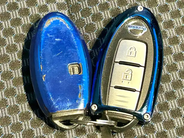 日産 キックス X 熊本県 2020(令2)年 2万km ナイトベールパープル 純正SDメモリナビ（MM320D-L）/AM/FM/CD/DVD/Bluetooth/USB/バックカメラ（全周囲カメラ）/フルセグTV/純正ドライブレコーダー（前）/ビルトインETC/デジタルインナーミラー/ルーフレール/リアスポイラー/レーダー/ABS/横滑り防止装置/プロパイロット/車線逸脱警報/車線逸脱防止支援/エマージェンシーブレーキ/コーナーセンサー（前後）/ふらつき制御/クルーズコントロール（追従あり）/ハーフレザーシート/シートヒーター（D/N)/LEDヘッドライト/オートライト/フォグランプ/ヘッドライトレベライザー/電子パーキング/オートブレーキホールド/プッシュスタート/スマートキー/スペアキー/純正革巻きステアリング/ステアリングスイッチ/ステアリングヒーター/電動格納ミラー/ウィンカーミラー/W+サイド+カーテンエアバック