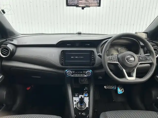 日産 キックス X 熊本県 2020(令2)年 2万km ナイトベールパープル 純正SDメモリナビ（MM320D-L）/AM/FM/CD/DVD/Bluetooth/USB/バックカメラ（全周囲カメラ）/フルセグTV/純正ドライブレコーダー（前）/ビルトインETC/デジタルインナーミラー/ルーフレール/リアスポイラー/レーダー/ABS/横滑り防止装置/プロパイロット/車線逸脱警報/車線逸脱防止支援/エマージェンシーブレーキ/コーナーセンサー（前後）/ふらつき制御/クルーズコントロール（追従あり）/ハーフレザーシート/シートヒーター（D/N)/LEDヘッドライト/オートライト/フォグランプ/ヘッドライトレベライザー/電子パーキング/オートブレーキホールド/プッシュスタート/スマートキー/スペアキー/純正革巻きステアリング/ステアリングスイッチ/ステアリングヒーター/電動格納ミラー/ウィンカーミラー/W+サイド+カーテンエアバック