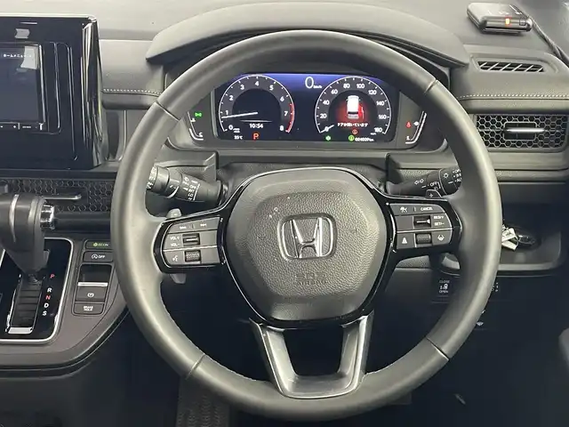 ホンダ ステップワゴン スパーダ 道央・札幌 2024(令6)年 2.4万km プラチナホワイトパール ・４WD/・社外メモリーナビ（AVIC-RZ314）/・BT/USB/ipod/AUX/・ステアリングリモコン/・バックカメラ/・ドライブレコーダー/・ETC/・ホンダセンシング/・衝突被害軽減ブレーキ/・レーンキープアシスト/・レーダークルーズコントロール/・ブラインドスポットインフォメーション/・オートブレーキホールド/・アイドリングストップ/・コーナーセンサー/・パドルシフト/・両側パワースライドドア/・パワーバックドア/・オートマチックハイビーム/・オートライト/・ヘッドランプレベライザー/・LEDヘッドライト/・ハーフレザーシート/・D+N席シートヒーター/・純正１６インチAW/・純正フロアマット/・プッシュスタート/・スマートキー/・スペアキー（１本）/・取扱説明書/・保証書