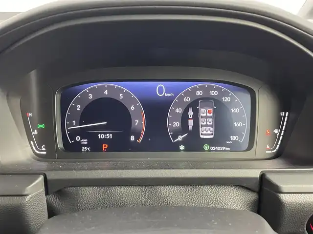 ホンダ ステップワゴン スパーダ 道央・札幌 2024(令6)年 2.4万km プラチナホワイトパール ・４WD/・社外メモリーナビ（AVIC-RZ314）/・BT/USB/ipod/AUX/・ステアリングリモコン/・バックカメラ/・ドライブレコーダー/・ETC/・ホンダセンシング/・衝突被害軽減ブレーキ/・レーンキープアシスト/・レーダークルーズコントロール/・ブラインドスポットインフォメーション/・オートブレーキホールド/・アイドリングストップ/・コーナーセンサー/・パドルシフト/・両側パワースライドドア/・パワーバックドア/・オートマチックハイビーム/・オートライト/・ヘッドランプレベライザー/・LEDヘッドライト/・ハーフレザーシート/・D+N席シートヒーター/・純正１６インチAW/・純正フロアマット/・プッシュスタート/・スマートキー/・スペアキー（１本）/・取扱説明書/・保証書