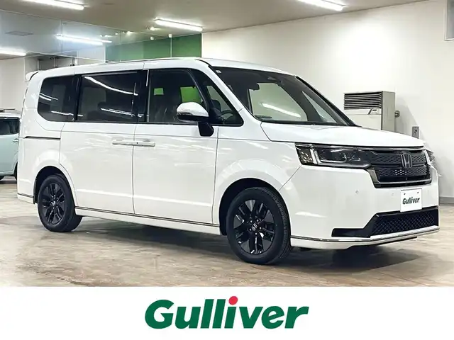 ホンダ ステップワゴン スパーダ 道央・札幌 2024(令6)年 2.4万km プラチナホワイトパール ・４WD/・社外メモリーナビ（AVIC-RZ314）/・BT/USB/ipod/AUX/・ステアリングリモコン/・バックカメラ/・ドライブレコーダー/・ETC/・ホンダセンシング/・衝突被害軽減ブレーキ/・レーンキープアシスト/・レーダークルーズコントロール/・ブラインドスポットインフォメーション/・オートブレーキホールド/・アイドリングストップ/・コーナーセンサー/・パドルシフト/・両側パワースライドドア/・パワーバックドア/・オートマチックハイビーム/・オートライト/・ヘッドランプレベライザー/・LEDヘッドライト/・ハーフレザーシート/・D+N席シートヒーター/・純正１６インチAW/・純正フロアマット/・プッシュスタート/・スマートキー/・スペアキー（１本）/・取扱説明書/・保証書