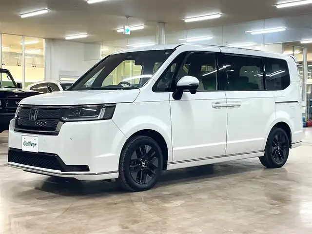 ホンダ ステップワゴン スパーダ 道央・札幌 2024(令6)年 2.4万km プラチナホワイトパール ・４WD/・社外メモリーナビ（AVIC-RZ314）/・BT/USB/ipod/AUX/・ステアリングリモコン/・バックカメラ/・ドライブレコーダー/・ETC/・ホンダセンシング/・衝突被害軽減ブレーキ/・レーンキープアシスト/・レーダークルーズコントロール/・ブラインドスポットインフォメーション/・オートブレーキホールド/・アイドリングストップ/・コーナーセンサー/・パドルシフト/・両側パワースライドドア/・パワーバックドア/・オートマチックハイビーム/・オートライト/・ヘッドランプレベライザー/・LEDヘッドライト/・ハーフレザーシート/・D+N席シートヒーター/・純正１６インチAW/・純正フロアマット/・プッシュスタート/・スマートキー/・スペアキー（１本）/・取扱説明書/・保証書