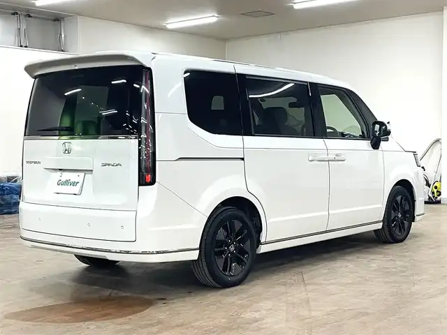 ホンダ ステップワゴン スパーダ 道央・札幌 2024(令6)年 2.4万km プラチナホワイトパール ・４WD/・社外メモリーナビ（AVIC-RZ314）/・BT/USB/ipod/AUX/・ステアリングリモコン/・バックカメラ/・ドライブレコーダー/・ETC/・ホンダセンシング/・衝突被害軽減ブレーキ/・レーンキープアシスト/・レーダークルーズコントロール/・ブラインドスポットインフォメーション/・オートブレーキホールド/・アイドリングストップ/・コーナーセンサー/・パドルシフト/・両側パワースライドドア/・パワーバックドア/・オートマチックハイビーム/・オートライト/・ヘッドランプレベライザー/・LEDヘッドライト/・ハーフレザーシート/・D+N席シートヒーター/・純正１６インチAW/・純正フロアマット/・プッシュスタート/・スマートキー/・スペアキー（１本）/・取扱説明書/・保証書
