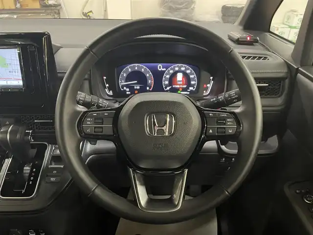 ホンダ ステップワゴン スパーダ 道央・札幌 2024(令6)年 2.4万km プラチナホワイトパール ・４WD/・社外メモリーナビ（AVIC-RZ314）/・BT/USB/ipod/AUX/・ステアリングリモコン/・バックカメラ/・ドライブレコーダー/・ETC/・ホンダセンシング/・衝突被害軽減ブレーキ/・レーンキープアシスト/・レーダークルーズコントロール/・ブラインドスポットインフォメーション/・オートブレーキホールド/・アイドリングストップ/・コーナーセンサー/・パドルシフト/・両側パワースライドドア/・パワーバックドア/・オートマチックハイビーム/・オートライト/・ヘッドランプレベライザー/・LEDヘッドライト/・ハーフレザーシート/・D+N席シートヒーター/・純正１６インチAW/・純正フロアマット/・プッシュスタート/・スマートキー/・スペアキー（１本）/・取扱説明書/・保証書