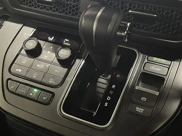 ホンダ ステップワゴン スパーダ 道央・札幌 2024(令6)年 2.4万km プラチナホワイトパール ・４WD/・社外メモリーナビ（AVIC-RZ314）/・BT/USB/ipod/AUX/・ステアリングリモコン/・バックカメラ/・ドライブレコーダー/・ETC/・ホンダセンシング/・衝突被害軽減ブレーキ/・レーンキープアシスト/・レーダークルーズコントロール/・ブラインドスポットインフォメーション/・オートブレーキホールド/・アイドリングストップ/・コーナーセンサー/・パドルシフト/・両側パワースライドドア/・パワーバックドア/・オートマチックハイビーム/・オートライト/・ヘッドランプレベライザー/・LEDヘッドライト/・ハーフレザーシート/・D+N席シートヒーター/・純正１６インチAW/・純正フロアマット/・プッシュスタート/・スマートキー/・スペアキー（１本）/・取扱説明書/・保証書