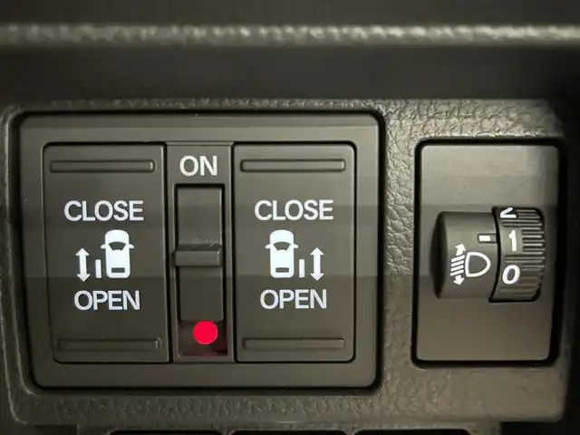 ホンダ ステップワゴン スパーダ 道央・札幌 2024(令6)年 2.4万km プラチナホワイトパール ・４WD/・社外メモリーナビ（AVIC-RZ314）/・BT/USB/ipod/AUX/・ステアリングリモコン/・バックカメラ/・ドライブレコーダー/・ETC/・ホンダセンシング/・衝突被害軽減ブレーキ/・レーンキープアシスト/・レーダークルーズコントロール/・ブラインドスポットインフォメーション/・オートブレーキホールド/・アイドリングストップ/・コーナーセンサー/・パドルシフト/・両側パワースライドドア/・パワーバックドア/・オートマチックハイビーム/・オートライト/・ヘッドランプレベライザー/・LEDヘッドライト/・ハーフレザーシート/・D+N席シートヒーター/・純正１６インチAW/・純正フロアマット/・プッシュスタート/・スマートキー/・スペアキー（１本）/・取扱説明書/・保証書