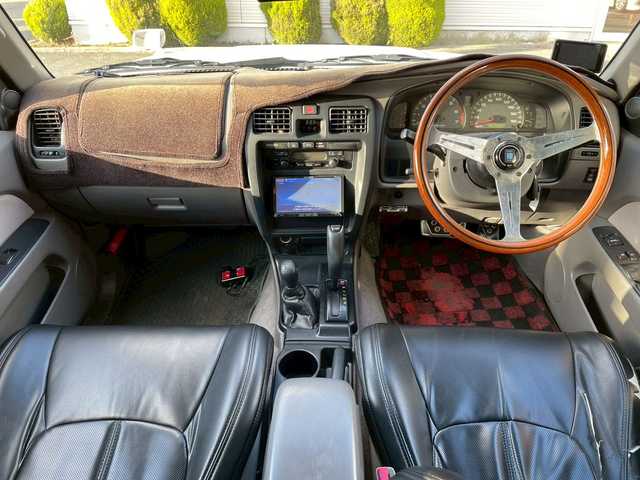 トヨタ ハイラックス サーフ SSR－X 長崎県 2001(平13)年 15.6万km ホワイト/シルバーM NALDIウッドステアリング/エンジンスターター/ミラー一体型バックカメラ/リフトアップ/マーテルギアアルミホイール/サンルーフ