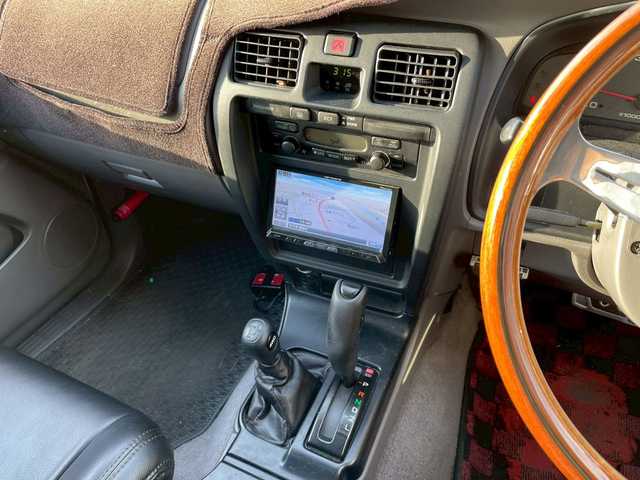 トヨタ ハイラックス サーフ SSR－X 長崎県 2001(平13)年 15.6万km ホワイト/シルバーM NALDIウッドステアリング/エンジンスターター/ミラー一体型バックカメラ/リフトアップ/マーテルギアアルミホイール/サンルーフ