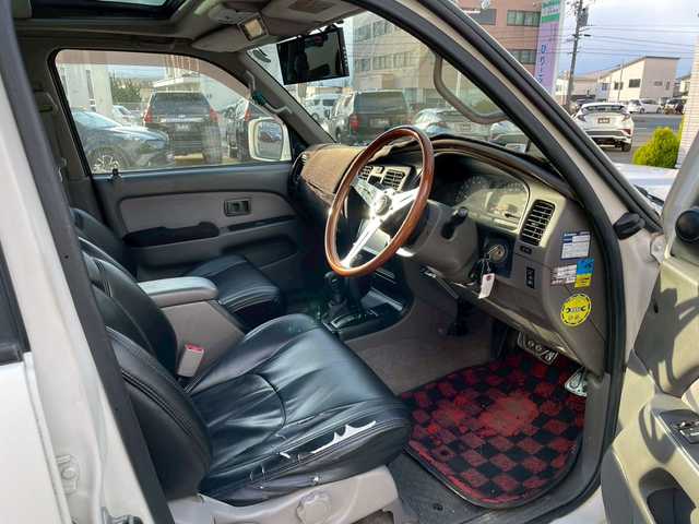 トヨタ ハイラックス サーフ SSR－X 長崎県 2001(平13)年 15.6万km ホワイト/シルバーM NALDIウッドステアリング/エンジンスターター/ミラー一体型バックカメラ/リフトアップ/マーテルギアアルミホイール/サンルーフ