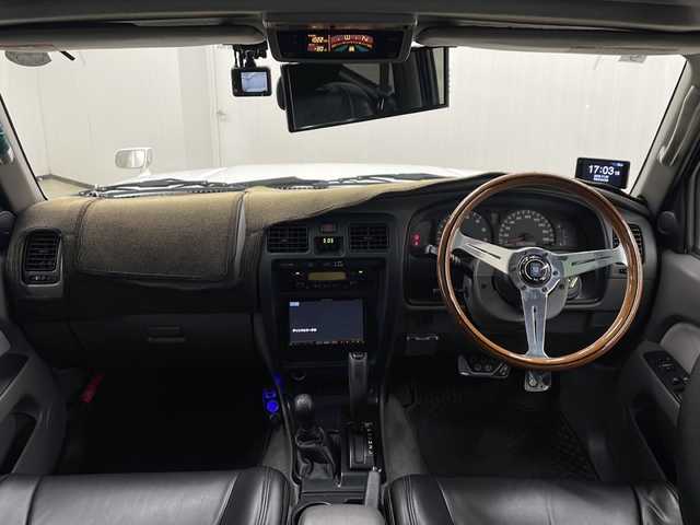 トヨタ ハイラックス サーフ SSR－X 長崎県 2001(平13)年 15.6万km ホワイト/シルバーM 社外メモリナビ/（フルセグ/CD/DVD/BT）/ミラー一体型バックカメラ/サンルーフ/リフトアップ/NALDIウッドステアリング（純正ハンドル有り）/マーテルギア16インチアルミホイール/ドライブレコーダー前後/ETC/レーダー探知機/社外フロアマット/黒革調シートカバー/ハロゲンヘッドライト/ドアバイザー/電動格納ミラー/パワーステアリング/パワーウィンドウ/エンジンスターター/スペアキー/保証書/取扱説明書