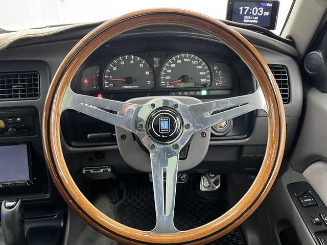 トヨタ ハイラックス サーフ SSR－X 長崎県 2001(平13)年 15.6万km ホワイト/シルバーM 社外メモリナビ/（フルセグ/CD/DVD/BT）/ミラー一体型バックカメラ/サンルーフ/リフトアップ/NALDIウッドステアリング（純正ハンドル有り）/マーテルギア16インチアルミホイール/ドライブレコーダー前後/ETC/レーダー探知機/社外フロアマット/黒革調シートカバー/ハロゲンヘッドライト/ドアバイザー/電動格納ミラー/パワーステアリング/パワーウィンドウ/エンジンスターター/スペアキー/保証書/取扱説明書