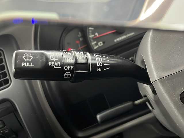 トヨタ ハイラックス サーフ SSR－X 長崎県 2001(平13)年 15.6万km ホワイト/シルバーM 社外メモリナビ/（フルセグ/CD/DVD/BT）/ミラー一体型バックカメラ/サンルーフ/リフトアップ/NALDIウッドステアリング（純正ハンドル有り）/マーテルギア16インチアルミホイール/ドライブレコーダー前後/ETC/レーダー探知機/社外フロアマット/黒革調シートカバー/ハロゲンヘッドライト/ドアバイザー/電動格納ミラー/パワーステアリング/パワーウィンドウ/エンジンスターター/スペアキー/保証書/取扱説明書