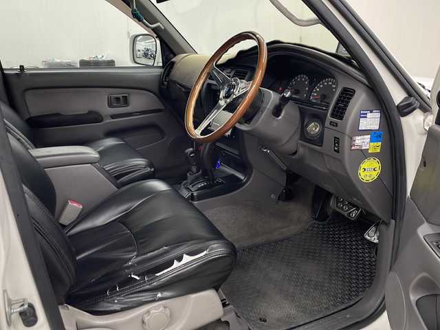 トヨタ ハイラックス サーフ SSR－X 長崎県 2001(平13)年 15.6万km ホワイト/シルバーM 社外メモリナビ/（フルセグ/CD/DVD/BT）/ミラー一体型バックカメラ/サンルーフ/リフトアップ/NALDIウッドステアリング（純正ハンドル有り）/マーテルギア16インチアルミホイール/ドライブレコーダー前後/ETC/レーダー探知機/社外フロアマット/黒革調シートカバー/ハロゲンヘッドライト/ドアバイザー/電動格納ミラー/パワーステアリング/パワーウィンドウ/エンジンスターター/スペアキー/保証書/取扱説明書