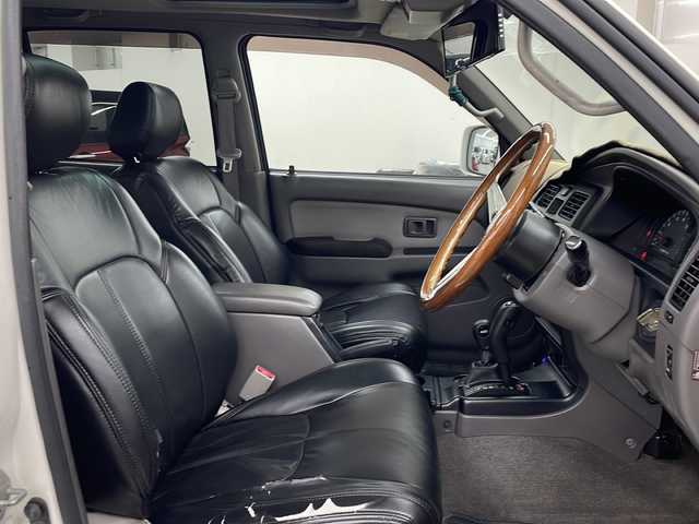 トヨタ ハイラックス サーフ SSR－X 長崎県 2001(平13)年 15.6万km ホワイト/シルバーM 社外メモリナビ/（フルセグ/CD/DVD/BT）/ミラー一体型バックカメラ/サンルーフ/リフトアップ/NALDIウッドステアリング（純正ハンドル有り）/マーテルギア16インチアルミホイール/ドライブレコーダー前後/ETC/レーダー探知機/社外フロアマット/黒革調シートカバー/ハロゲンヘッドライト/ドアバイザー/電動格納ミラー/パワーステアリング/パワーウィンドウ/エンジンスターター/スペアキー/保証書/取扱説明書