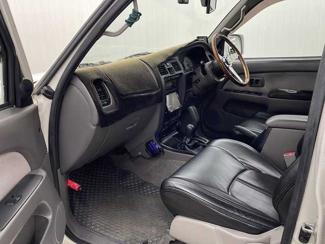 トヨタ ハイラックス サーフ SSR－X 長崎県 2001(平13)年 15.6万km ホワイト/シルバーM 社外メモリナビ/（フルセグ/CD/DVD/BT）/ミラー一体型バックカメラ/サンルーフ/リフトアップ/NALDIウッドステアリング（純正ハンドル有り）/マーテルギア16インチアルミホイール/ドライブレコーダー前後/ETC/レーダー探知機/社外フロアマット/黒革調シートカバー/ハロゲンヘッドライト/ドアバイザー/電動格納ミラー/パワーステアリング/パワーウィンドウ/エンジンスターター/スペアキー/保証書/取扱説明書