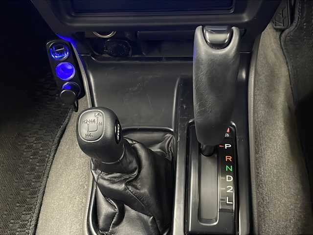 トヨタ ハイラックス サーフ SSR－X 長崎県 2001(平13)年 15.6万km ホワイト/シルバーM 社外メモリナビ/（フルセグ/CD/DVD/BT）/ミラー一体型バックカメラ/サンルーフ/リフトアップ/NALDIウッドステアリング（純正ハンドル有り）/マーテルギア16インチアルミホイール/ドライブレコーダー前後/ETC/レーダー探知機/社外フロアマット/黒革調シートカバー/ハロゲンヘッドライト/ドアバイザー/電動格納ミラー/パワーステアリング/パワーウィンドウ/エンジンスターター/スペアキー/保証書/取扱説明書