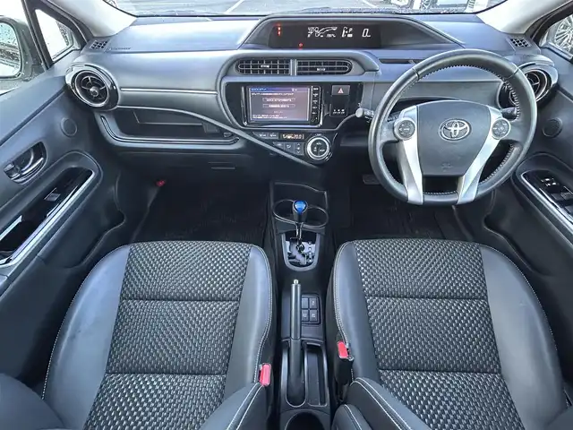 トヨタ アクア X－URBAN 岡山県 2015(平27)年 2万km ライムホワイトパールクリスタルシャイン 登録時走行距離19824km/純正ナビ/フルセグTV(AM/FM/CD/DVD/Bluetooth)/バックカメラ/ビルトインETC/横滑り防止装置/アイドリングストップ/オートライト/プッシュスタート/スマートキー/電動格納ミラー/ヘッドライトレベライザー/社外フロアマット