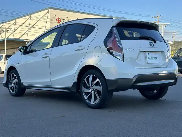 トヨタ アクア X－URBAN 岡山県 2015(平27)年 2万km ライムホワイトパールクリスタルシャイン 登録時走行距離19824km/純正ナビ/フルセグTV(AM/FM/CD/DVD/Bluetooth)/バックカメラ/ビルトインETC/横滑り防止装置/アイドリングストップ/オートライト/プッシュスタート/スマートキー/電動格納ミラー/ヘッドライトレベライザー/社外フロアマット