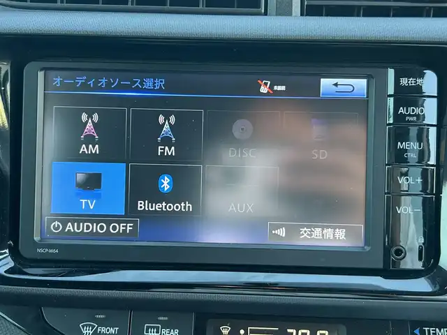 トヨタ アクア X－URBAN 岡山県 2015(平27)年 2万km ライムホワイトパールクリスタルシャイン 登録時走行距離19824km/純正ナビ/フルセグTV(AM/FM/CD/DVD/Bluetooth)/バックカメラ/ビルトインETC/横滑り防止装置/アイドリングストップ/オートライト/プッシュスタート/スマートキー/電動格納ミラー/ヘッドライトレベライザー/社外フロアマット