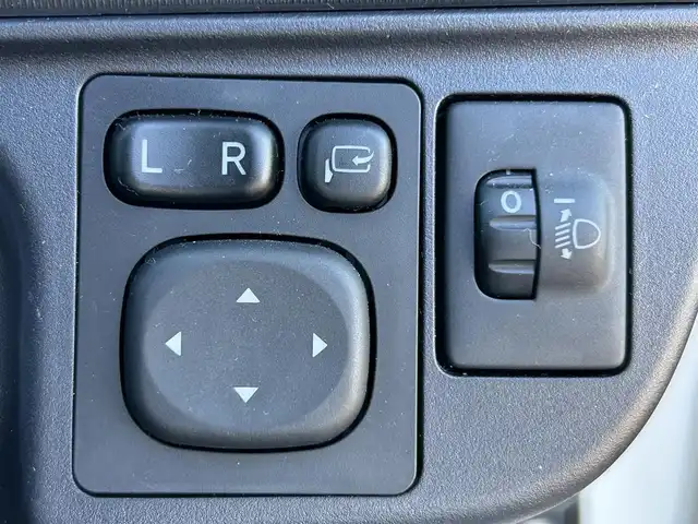 トヨタ アクア X－URBAN 岡山県 2015(平27)年 2万km ライムホワイトパールクリスタルシャイン 登録時走行距離19824km/純正ナビ/フルセグTV(AM/FM/CD/DVD/Bluetooth)/バックカメラ/ビルトインETC/横滑り防止装置/アイドリングストップ/オートライト/プッシュスタート/スマートキー/電動格納ミラー/ヘッドライトレベライザー/社外フロアマット