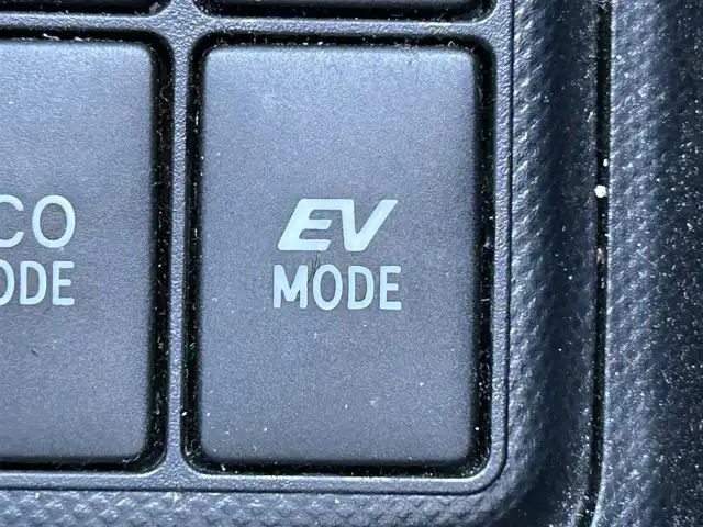 トヨタ アクア X－URBAN 岡山県 2015(平27)年 2万km ライムホワイトパールクリスタルシャイン 登録時走行距離19824km/純正ナビ/フルセグTV(AM/FM/CD/DVD/Bluetooth)/バックカメラ/ビルトインETC/横滑り防止装置/アイドリングストップ/オートライト/プッシュスタート/スマートキー/電動格納ミラー/ヘッドライトレベライザー/社外フロアマット