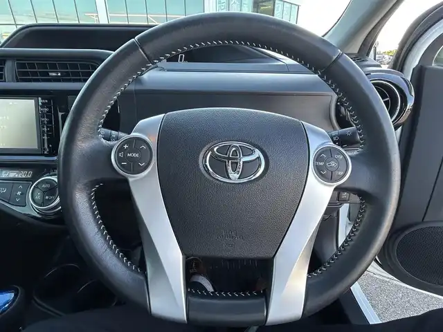 トヨタ アクア X－URBAN 岡山県 2015(平27)年 2万km ライムホワイトパールクリスタルシャイン 登録時走行距離19824km/純正ナビ/フルセグTV(AM/FM/CD/DVD/Bluetooth)/バックカメラ/ビルトインETC/横滑り防止装置/アイドリングストップ/オートライト/プッシュスタート/スマートキー/電動格納ミラー/ヘッドライトレベライザー/社外フロアマット