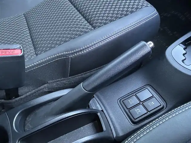 トヨタ アクア X－URBAN 岡山県 2015(平27)年 2万km ライムホワイトパールクリスタルシャイン 登録時走行距離19824km/純正ナビ/フルセグTV(AM/FM/CD/DVD/Bluetooth)/バックカメラ/ビルトインETC/横滑り防止装置/アイドリングストップ/オートライト/プッシュスタート/スマートキー/電動格納ミラー/ヘッドライトレベライザー/社外フロアマット