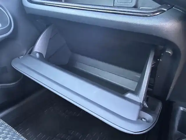 トヨタ アクア X－URBAN 岡山県 2015(平27)年 2万km ライムホワイトパールクリスタルシャイン 登録時走行距離19824km/純正ナビ/フルセグTV(AM/FM/CD/DVD/Bluetooth)/バックカメラ/ビルトインETC/横滑り防止装置/アイドリングストップ/オートライト/プッシュスタート/スマートキー/電動格納ミラー/ヘッドライトレベライザー/社外フロアマット