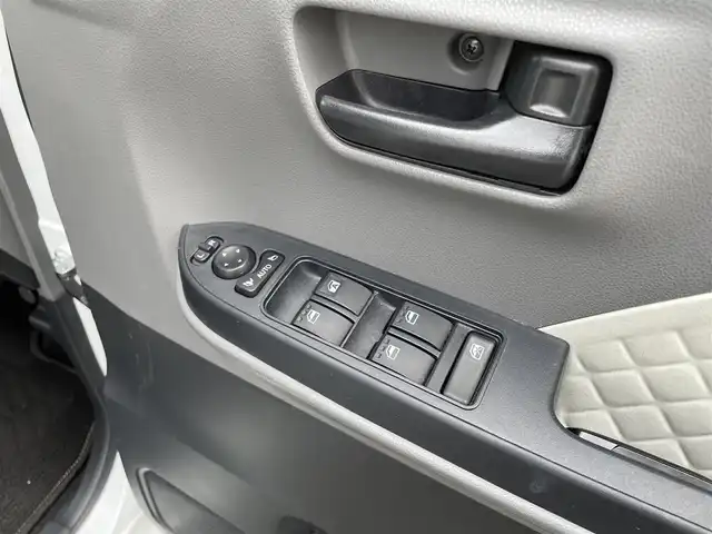 ダイハツ タント X 静岡県 2019(令1)年 1.9万km シャイニングホワイトパール スマートアシスト/・衝突回避支援ブレーキ機能/・誤発進抑制制御機能/・車線逸脱機能/・先行車発進お知らせ機能/・オートハイビーム/純正メモリナビ・フルセグ（NMZK-W70D）/DVD/CD/SD/USB/Bluetooth/全方位カメラ/バックカメラ/左側パワースライドドア/LEDライト/アイドリングストップ/スマートキー2個/プッシュスタート/フロアマット/ドアバイザー/新車時保証書/取扱説明書