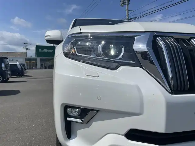 トヨタ ランドクルーザー プラド TX 山形県 2023(令5)年 1.9万km ホワイトパールクリスタルシャイン ディーゼル/４WD/セーフティセンス/ディスプレイオーディオ/　【CD DVD AUX USB BT】/バックカメラ/ドライブレコーダー/ETC/ステアリングスイッチ/レーダークルーズコントロール/革調シートカバー/横滑り防止装置/コーナーセンサー/LEDライト/フォグランプ/ウィンカーミラー/保証書、取説あり