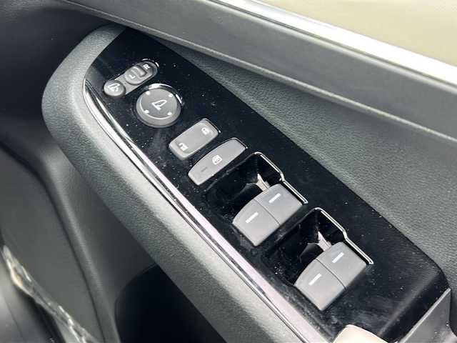 ホンダ ヴェゼル ハイブリッド e:HEV PLaY 茨城県 2023(令5)年 2.1万km プレミアムサンライトホワイトパール ワンオーナー/フロントメッキグリル/ハイグレードスピーカーシステム/純正9インチナビ/(地デジTV・BT・USB・applecarplay)/パノラマルーフ/レーダークルーズコントロール/レーンアシスト/衝突軽減ブレーキ/コーナーセンサー/ハーフレザーシート/シートヒータ/アラウンドビューカメラ/ドライブレコーダー/ビルトインETC2.0/オートライト/LEDヘッドライト/純正18inアルミホイール/フロアマット/スマートキー/スペアキー/取扱説明書/保証書