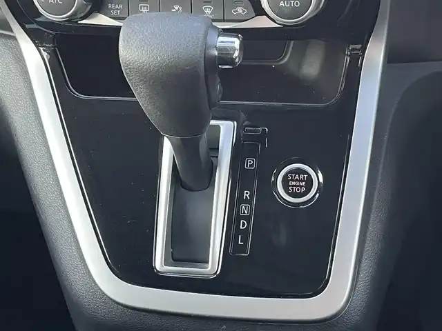 日産 セレナ ハイウェイスター Vセレクション 岡山県 2017(平29)年 8.7万km ダイヤモンドブラック 登録時走行距離87688Km/純正９インチナビ/フルセグTV（AM.FM.CD.DVD.BT.TV）/純正フリップダウンモニター/アラウンドビューモニター/パーキングアシスト/ビルトインETC/純正ドライブレコーダー/両側パワースライドドア/ハンドフリーオートスライドドア/エマージェンシーブレーキ/横滑り防止装置/クルーズコントロール/I-STOP/インテリジェントキー/LEDヘッドライト/オートライト/横南防止装置/純正15インチAW