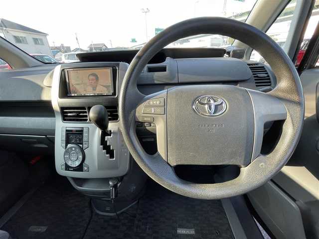 トヨタ ノア X スマートエディション 愛知県 2009(平21)年 13.3万km グレーメタリック HDDナビ/（AM/FM/CD/DVD)/フルセグTV/社外後席モニター/ETC/ドライブレコーダー/プッシュスタート/両側パワースライドドア/スマートキー/ドアバイザー/フロアマット