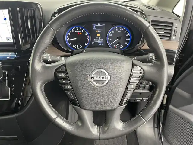 日産 エルグランド 250ハイウェイスターS 富山県 2021(令3)年 4.1万km メテオフレークブラックパール 純正１０インチナビ/（CD/DVD/AM/FM/フルセグテレビ/Bluetooth）/バックカメラ/全方位カメラ/純正フリップダウンモニター/レーダークルーズコントロール/パワーバックドア/両側パワースライドドア/純正ドライブレコーダー/コーナーセンサー/ＥＴＣ/オットマン/衝突被害軽減システム/横滑り防止システム/USB端子/純正アルミホイール/純正フロアマット/純正ドアバイザー/スマートキー×2