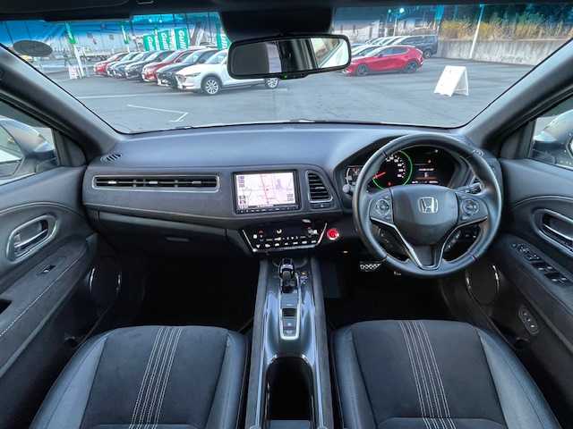 ホンダ ヴェゼル ハイブリッド RS ホンダセンシング 静岡県 2020(令2)年 2.4万km プラチナホワイトパール ●純正ナビ/(フルセグ/CD/DVD/Bluetooth/iPod)/(ギャザズ/VXM-205VFEi)/●ハーフレザーシート/●前席パワーシート/(運転席シートメモリ付き)/●前席シートヒーター/●バックカメラ/●アダプティブクルーズコントロール/●衝突軽減ブレーキ/●レーンキープアシスト/●電動パーキングブレーキ/●オートブレーキホールド/●LEDヘッドライト＆フォグランプ/●オートライト/●革巻きステアリング/●ステアリングスイッチ/●ETC/●電動格納ウィンカーミラー/●パドルシフト/●ドアバイザー/●スマートキー/●プッシュスタート/●純正フロアマット/●純正18インチアルミホイール/●ダブル＋サイド＋カーテンSRS＋ABS