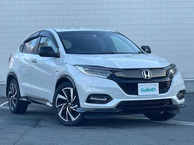 ホンダ ヴェゼル ハイブリッド RS ホンダセンシング 静岡県 2020(令2)年 2.4万km プラチナホワイトパール ●純正ナビ/(フルセグ/CD/DVD/Bluetooth/iPod)/(ギャザズ/VXM-205VFEi)/●ハーフレザーシート/●前席パワーシート/(運転席シートメモリ付き)/●前席シートヒーター/●バックカメラ/●アダプティブクルーズコントロール/●衝突軽減ブレーキ/●レーンキープアシスト/●電動パーキングブレーキ/●オートブレーキホールド/●LEDヘッドライト＆フォグランプ/●オートライト/●革巻きステアリング/●ステアリングスイッチ/●ETC/●電動格納ウィンカーミラー/●パドルシフト/●ドアバイザー/●スマートキー/●プッシュスタート/●純正フロアマット/●純正18インチアルミホイール/●ダブル＋サイド＋カーテンSRS＋ABS