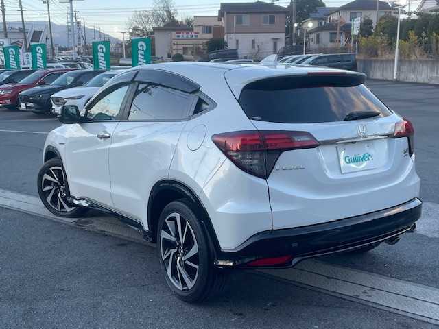 ホンダ ヴェゼル ハイブリッド RS ホンダセンシング 静岡県 2020(令2)年 2.4万km プラチナホワイトパール ●純正ナビ/(フルセグ/CD/DVD/Bluetooth/iPod)/(ギャザズ/VXM-205VFEi)/●ハーフレザーシート/●前席パワーシート/(運転席シートメモリ付き)/●前席シートヒーター/●バックカメラ/●アダプティブクルーズコントロール/●衝突軽減ブレーキ/●レーンキープアシスト/●電動パーキングブレーキ/●オートブレーキホールド/●LEDヘッドライト＆フォグランプ/●オートライト/●革巻きステアリング/●ステアリングスイッチ/●ETC/●電動格納ウィンカーミラー/●パドルシフト/●ドアバイザー/●スマートキー/●プッシュスタート/●純正フロアマット/●純正18インチアルミホイール/●ダブル＋サイド＋カーテンSRS＋ABS