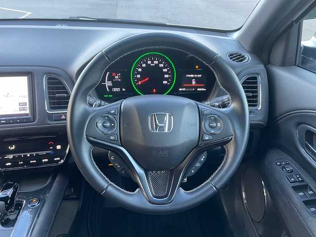 ホンダ ヴェゼル ハイブリッド RS ホンダセンシング 静岡県 2020(令2)年 2.4万km プラチナホワイトパール ●純正ナビ/(フルセグ/CD/DVD/Bluetooth/iPod)/(ギャザズ/VXM-205VFEi)/●ハーフレザーシート/●前席パワーシート/(運転席シートメモリ付き)/●前席シートヒーター/●バックカメラ/●アダプティブクルーズコントロール/●衝突軽減ブレーキ/●レーンキープアシスト/●電動パーキングブレーキ/●オートブレーキホールド/●LEDヘッドライト＆フォグランプ/●オートライト/●革巻きステアリング/●ステアリングスイッチ/●ETC/●電動格納ウィンカーミラー/●パドルシフト/●ドアバイザー/●スマートキー/●プッシュスタート/●純正フロアマット/●純正18インチアルミホイール/●ダブル＋サイド＋カーテンSRS＋ABS