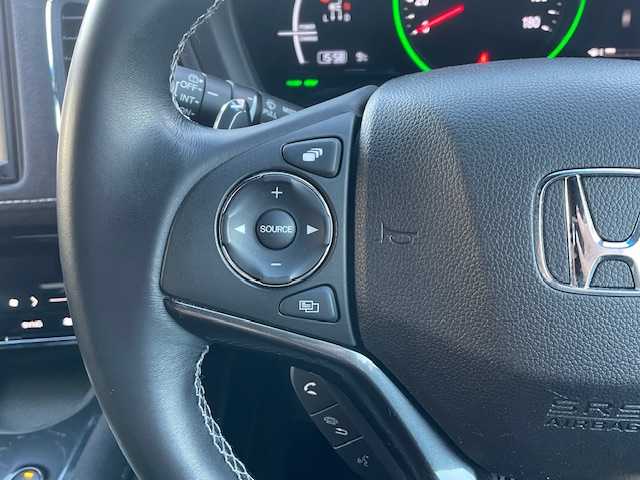 ホンダ ヴェゼル ハイブリッド RS ホンダセンシング 静岡県 2020(令2)年 2.4万km プラチナホワイトパール ●純正ナビ/(フルセグ/CD/DVD/Bluetooth/iPod)/(ギャザズ/VXM-205VFEi)/●ハーフレザーシート/●前席パワーシート/(運転席シートメモリ付き)/●前席シートヒーター/●バックカメラ/●アダプティブクルーズコントロール/●衝突軽減ブレーキ/●レーンキープアシスト/●電動パーキングブレーキ/●オートブレーキホールド/●LEDヘッドライト＆フォグランプ/●オートライト/●革巻きステアリング/●ステアリングスイッチ/●ETC/●電動格納ウィンカーミラー/●パドルシフト/●ドアバイザー/●スマートキー/●プッシュスタート/●純正フロアマット/●純正18インチアルミホイール/●ダブル＋サイド＋カーテンSRS＋ABS